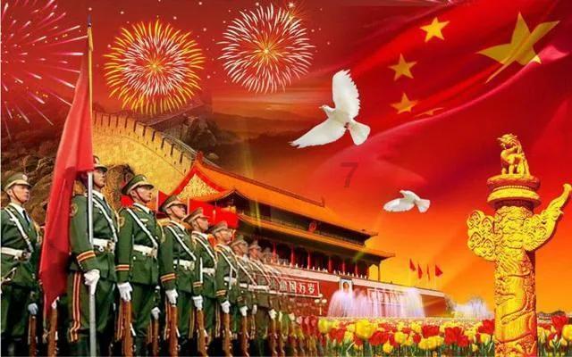 30岁孙怡热辣妩媚，一袭粉红无肩裙彰显魔鬼身材，腰臀比例绝佳